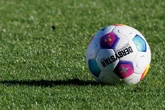 Amateur-Kicker bricht auf dem Platz zusammen und stirbt
