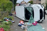 Medizinischer Notfall: Schulbus mit Kindern kippt um