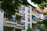 Schock in Wohngebiet: 13-Jähriger fällt aus Fenster im dritten Stock