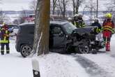 SUV kracht im Erzgebirge gegen Baum: Vier Verletzte, darunter zwei Kinder