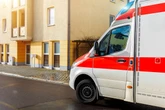 Einbrecher will aus erstem Stock fliehen und verletzt sich schwer