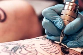 Mann lässt sich tätowieren, stirbt kurz darauf: So lautet das Urteil gegen Tätowierer