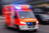Schwerer Kreuzungs-Crash in Schöneberg: Motorradfahrer lebensgefährlich verletzt