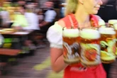 Grabsch-Alarm im Festzelt: Tourist attackiert Wiesn-Bedienung