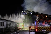 150 Feuerwehrleute kämpfen gegen Großbrand: Warnung an die Bevölkerung