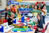 Chemnitzer Näherinnen machen aus neun Fanschals einen
