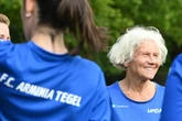 Mit 73 noch voll am Ball: Berliner Fußball-Oma erobert die Bezirksliga