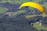 Wind dreht plötzlich: Gleitschirm-Pilot stürzt ab und landet in Baumkrone