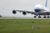 Weltgrößtes Passagierflugzeug: A380 landet am Flughafen Dresden - mit Verspätung