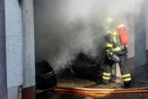 Rauch steigt auf, dann züngeln die Flammen: Garagenbrand verursacht 70.000 Euro Schaden