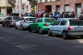 Warum stehen die Menschen hier in der Dresdner Neustadt Schlange?