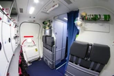 Student belästigt Flugbegleiterin, jetzt muss er hinter Gitter