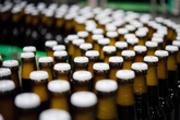 Lastwagen verliert Bierflaschen auf Autobahn! Fahrer mit ordentlich Promille unterwegs