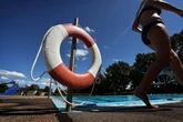 Junge Männer belästigen 12-Jährige im Freibad