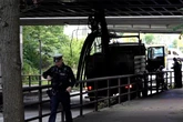 Lastwagen kracht gegen Eisenbahnbrücke: Bahnverkehr komplett eingestellt