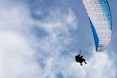 Männer stürzen bei Tandemflug ungebremst zehn Meter in die Tiefe