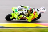 Heftiger Sturz am Sachsenring: MotoGP-Fahrer fliegt bei Tempo 170 von der Strecke!