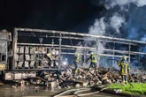 Mit 13 Tonnen Kloschüsseln beladener Lkw auf A5 in Flammen: Stundenlange Löscharbeiten