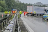 Lkw schleudert bei Starkregen über A8: Autobahn Richtung München komplett dicht