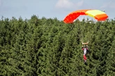 Gleitschirm faltet sich zusammen: Pilotin stürzt ab und kracht in Baum