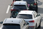 Genervt vom Verkehr: Autofahrerin stoppt mitten auf A5 und fängt an zu tanzen