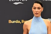 Strandkulisse wird zur Nebensache: Rebecca Mir raubt Fans oben ohne den Atem