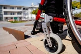 Tödliches Unglück: Seniorin (†90) stirbt nach schwerem Sturz mit Rollstuhl