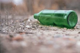 Frau bei Massenschlägerei zu Boden gestoßen und getreten: Das war der Auslöser