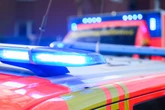 Biker prallt gegen abgestelltes Auto und wird auf Fahrbahn geschleudert
