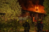 Lost Place lichterloh in Flammen: Feuerwehr lässt Gebäude kontrolliert abbrennen