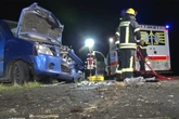 Mann kracht mit Wagen in Radlader und wird schwer verletzt