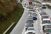 Verunfallter Lkw sorgt für Chaos: A2 bei Magdeburg vollständig gesperrt
