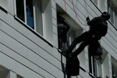 Mann verteilt Benzin in Wohnung: Spezialeinheit stürmt durchs Fenster