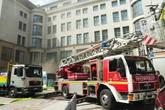 Bürogebäude in Mitte brennt: Hitze treibt Feuerwehrleute an Grenzen