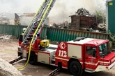 Schrotthaufen in Flammen: Warnmeldung an mehrere Gemeinden