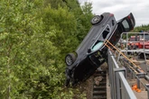 Über dem Abgrund: Mercedes bleibt an Brücke auf A71 hängen, Fahrer tot