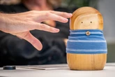 Sie soll Senioren gegen Einsamkeit helfen: Sachsen fördert sprechende Holz-Matrjoschka