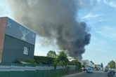 Lagerhalle steht lichterloh in Flammen: Gewaltige Rauchsäule steigt auf