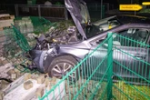 Skoda-Fahrerin kommt von Straße ab und durchbricht Zaun