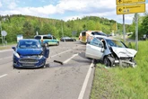 Unfall aus Unachtsamkeit? Mercedes und Ford krachen zusammen, drei Verletzte