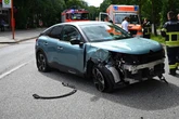 Citroën kracht gegen Straßenlaterne: Kind sitzt mit im Wagen