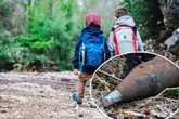 Schock am Wandertag: Grundschüler finden im Wald fünf Panzergranaten