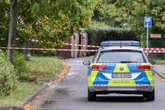 Zeugen gesucht: Räuber bedroht Opfer in Paunsdorf und räumt Bankkonto leer