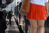Junge Frau mit Rock merkt, wie etwas ihren Oberschenkel streift: Dann wird&#039;s widerlich