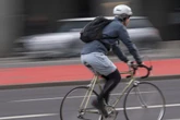 Betrunkener Fahrradfahrer übersieht Straßenschild und stürzt schwer - Lebensgefahr