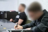 Dutzende Bombendrohungen in ganz Deutschland: Zwei junge Männer vor Gericht
