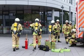 Feuerwehreinsatz bei RheinEnergie-Verwaltung: Elektrofahrzeug in Flammen