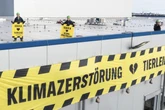 Greenpeace-Aktivisten kennzeichnen Edeka-Fleischwerk als Tatort