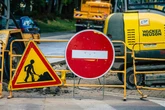 Auto rast durch Baustelle und verletzt Arbeiter: Polizei fahndet nach flüchtigem Fahrer