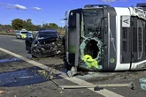 Schlimmer Unfall auf der A28: Lkw kracht durch Mittelleitplanke